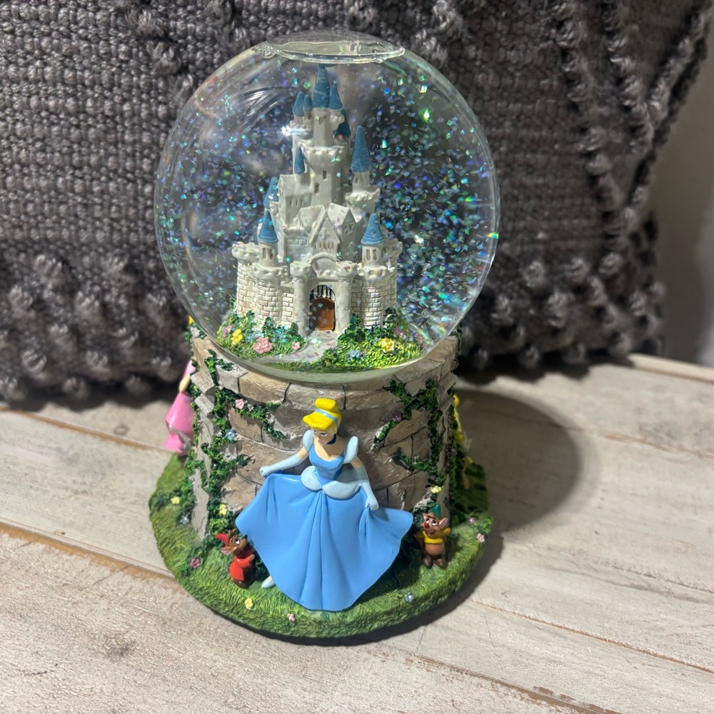 ❤️Vintage Hallmark Disney  “Someday My Prince Will Come” Snow Globe
